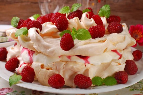 Праздничный десерт «Павлова» с малиной