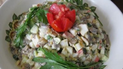 Праздничный салат из грибов, яиц и крабовых палочек
