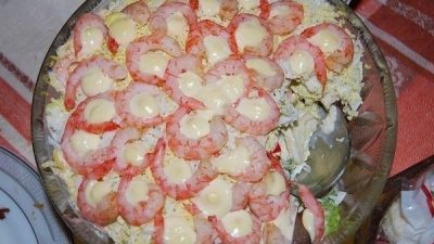 Праздничный салат с креветками и авокадо