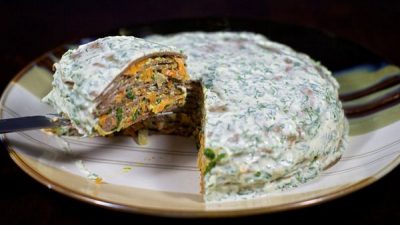 Праздничный торт из куриной печени с овощами