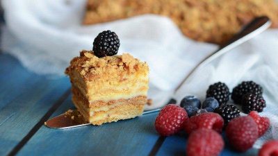 Праздничный торт «Медовик» со сметанным кремом