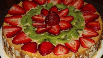 Праздничный торт с фруктами и сметанным кремом