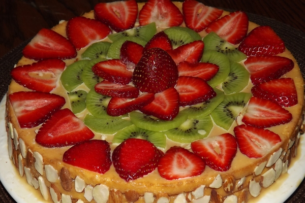 Праздничный торт с фруктами и сметанным кремом