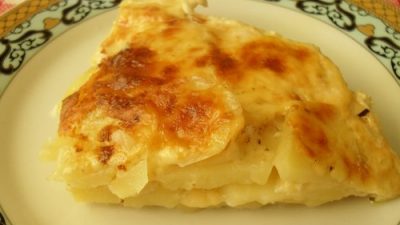 Простая картофельная запеканка под сыром