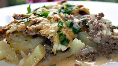 Простая мясная запеканка с грибами