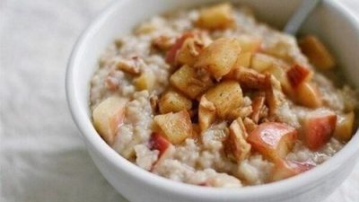 Простая овсяная каша с яблоками и медом