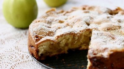 Простая шарлотка с яблоком в духовке