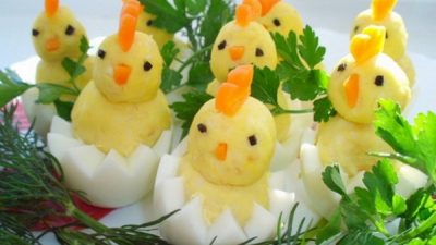 Простая закуска «Цыплята в яйце»