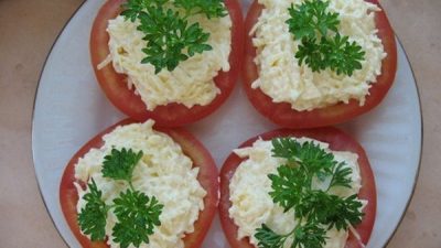 Простая закуска из помидоров и сыра