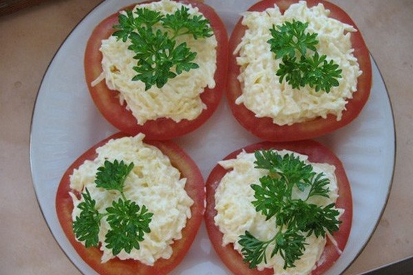 Простая закуска из помидоров и сыра