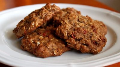 Простое овсяное печенье с сухофруктами