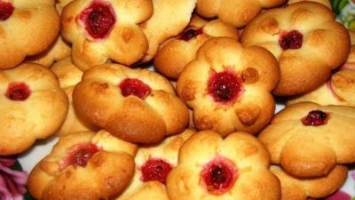 Простое печенье с красной смородиной