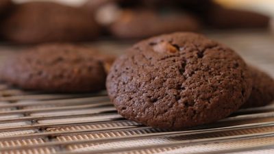 Простое шоколадное печенье с орехами