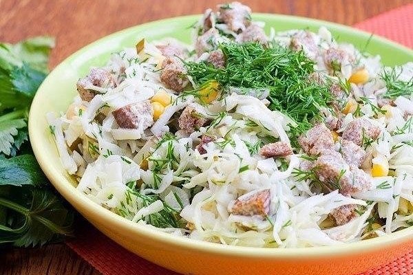 15 лучших рецептов салатов с сухариками