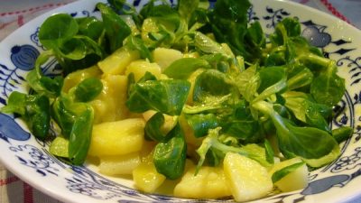 Простой картофельный салат с базиликом