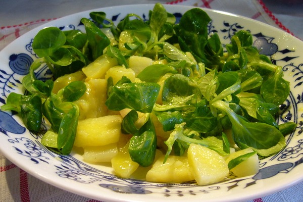 Простой картофельный салат с базиликом