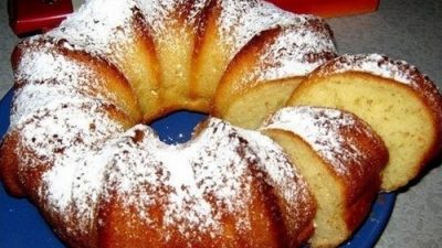 Простой кекс на кефире и маргарине