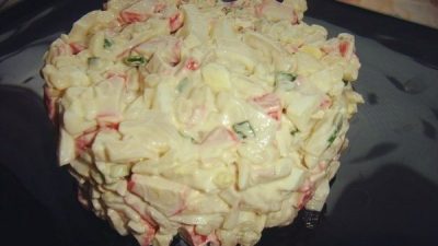 Простой крабово-кальмаровый салатик