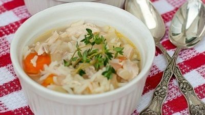 Простой куриный суп с сельдереем и рисом