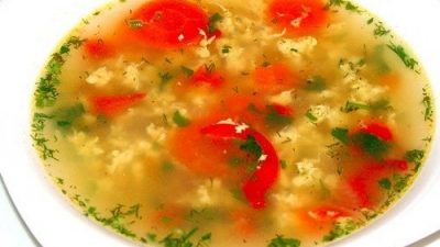 Простой куриный суп с яйцом