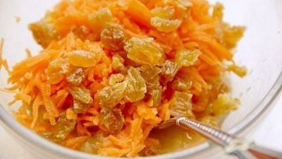 Простой морковно-фруктовый салат с изюмом