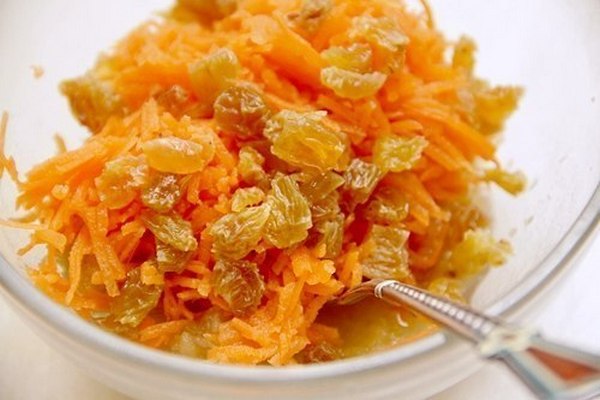 Простой морковно-фруктовый салат с изюмом