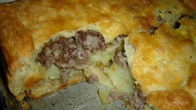 Простой пирог с мясным фаршем и сыром