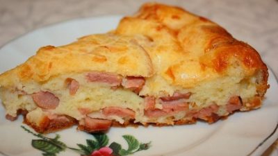 Простой пирог с сыром и сосисками