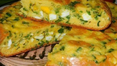 Простой пирог с зеленым луком и яйцом в мультиварке