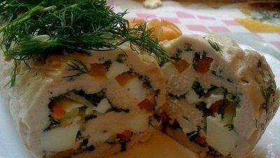Простой рулет из курицы с овощами