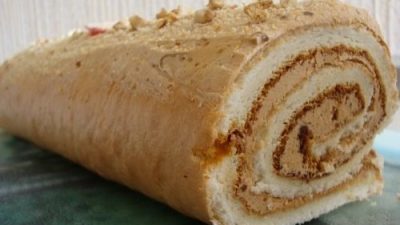 Простой рулет со сгущенкой к чаю