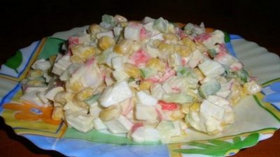 Простой салат из капусты, кукурузы и огурцов