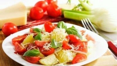 Простой салат из картофеля и свежих овощей