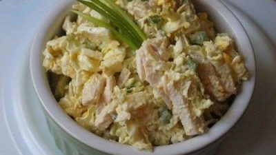 Простой салат из пекинской капусты и курицы