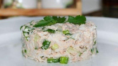 Простой салат из рыбы, риса и огурцов