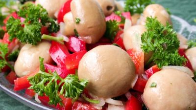 Простой салат с грибами и болгарским перцем