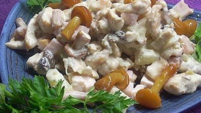 Простой салат с грибами и овощами