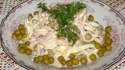 Простой салат с кальмарами и горошком