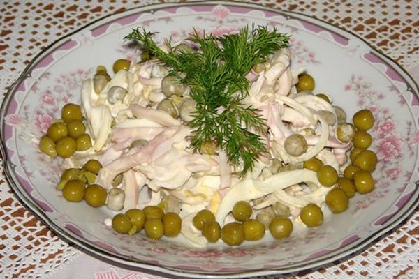 Салат из кальмаров с рисом и зеленым горошком