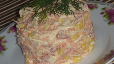 Простой салат с копченой колбасой и морковью