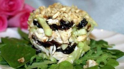 Простой салат с куриным филе и черносливом