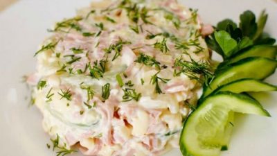 Простой салат с сыром и ветчиной