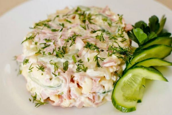 Салат с сухариками и колбасой — очень простой и вкусный рецепт