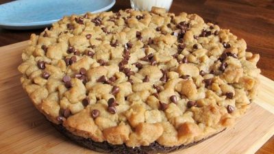 Простой шоколадный пирог с крошкой