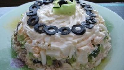 Простой слоеный салат с куриным филе и грибами