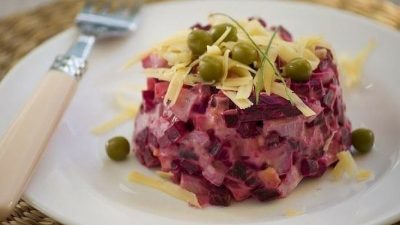 Простой свекольный салат с яйцом и сыром