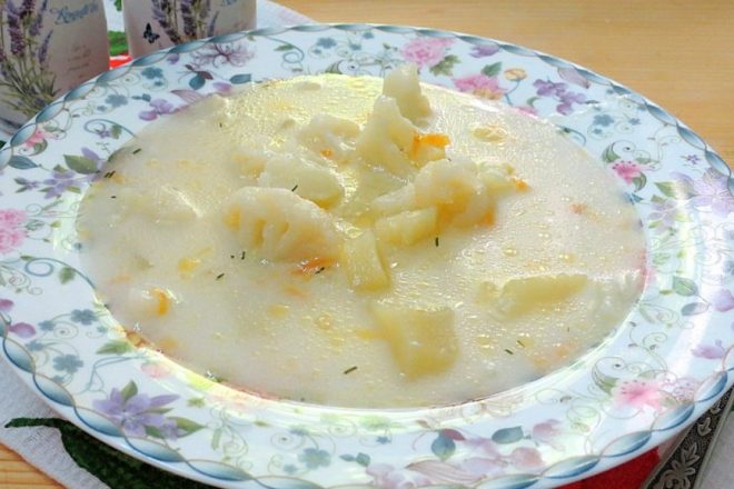 Простой сырный суп с цветной капустой