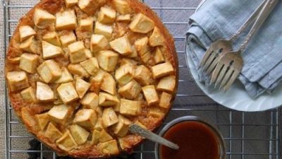 Простой яблочный пирог с карамелью