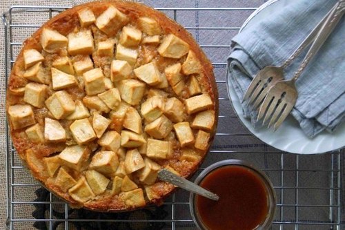 Простой яблочный пирог с карамелью