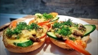 Простые горячие бутерброды с овощами и грибами